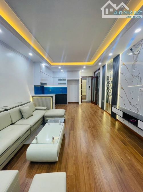 - Bán nhà Trần Cung, 10m ô tô, sát phố, nội thất xịn sò, 42m2, 8.7 tỷ.