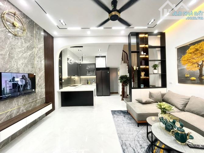 - Bán nhà Trần Cung, 10m ô tô, sát phố, nội thất xịn sò, 48m2, 9.9 tỷ.
