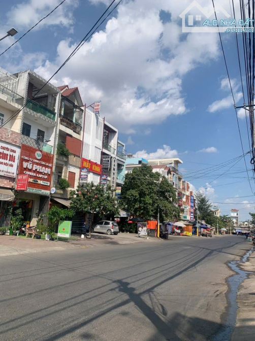 Bán nhà 1 trệt 1 lầu sổ riêng thổ cư p. Long Bình