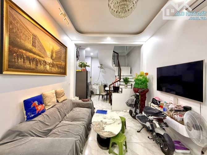 TRƯƠNG ĐỊNH , 33M2 x 5T MỚI TINH, 3 GÁC ĐỖ CỬA , NGÕ NÔNG , FULL NỘI THẤT , 6,8 TỶ