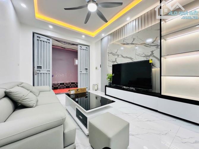 - Bán nhà Trần Cung, 10m ô tô, sát phố, nội thất xịn sò, 40m2, 8.6 tỷ.