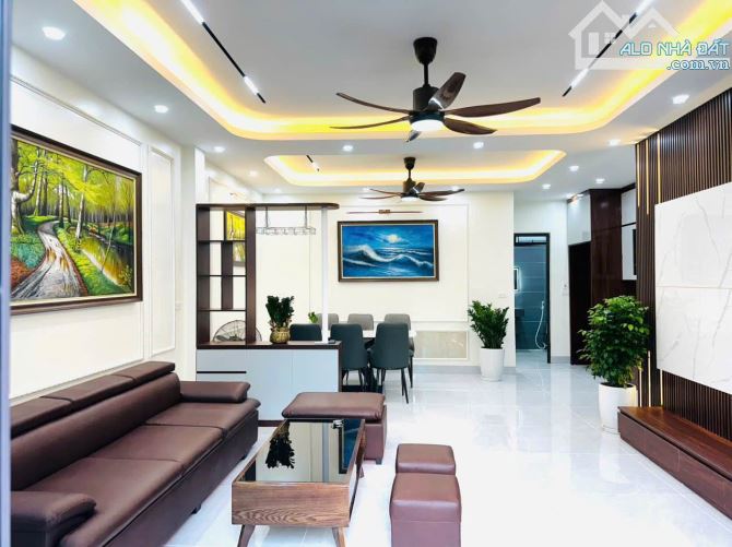 - Bán nhà Trần Cung, 10m ô tô, sát phố, nội thất xịn sò, 42m2, 8.9 tỷ.