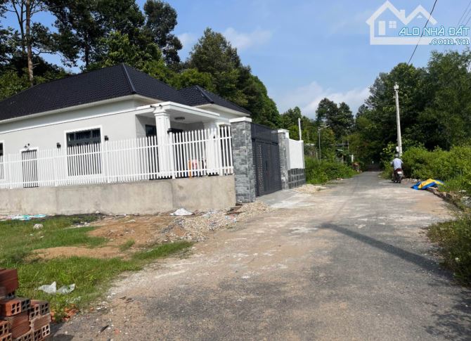 Nhà nhánh nhựa QL53 đoạn khu gần trường chính trị