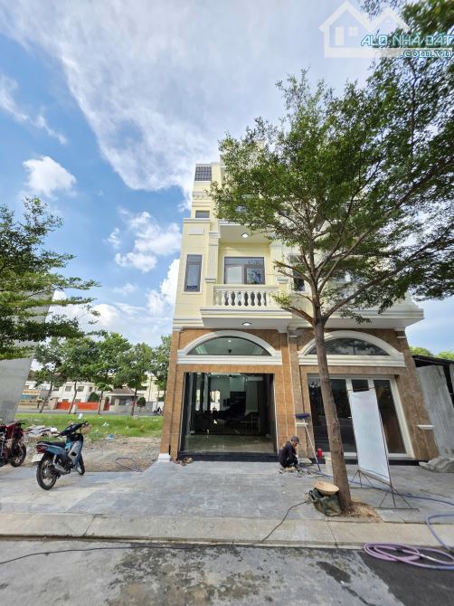 Bán nhà mới 1T2L 4x15m, đường D2 KDC Icon Central p.Tân Đông Hiệp, full nội thất