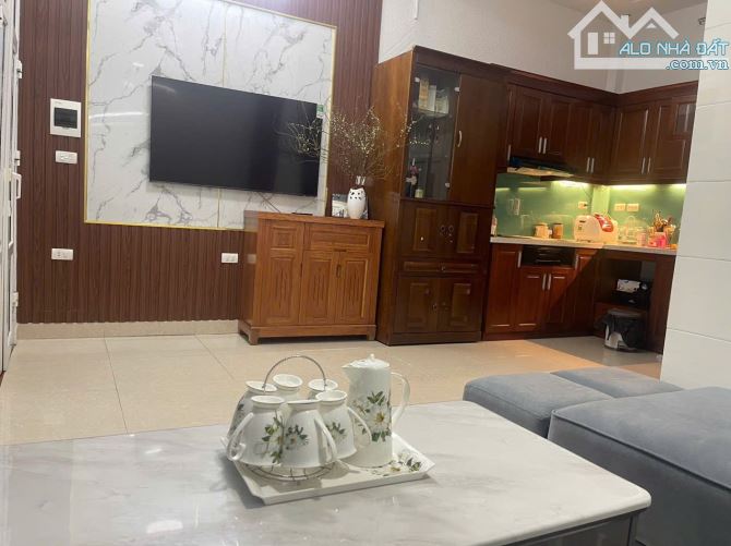 BÁN NHÀ HÀO NAM ĐỐNG ĐA 28m 4Tầng Mt 3m GIÁ 5.8 TỶ NGÕ THÔNG 2 THOÁNG KINH DOANH.