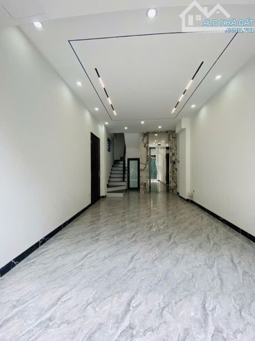 🏡 PHỐ TRẠM LÀNG NHA – LONG BIÊN – 38M² – 6 TẦNG THANG MÁY – Ô TÔ NGỦ TRONG NHÀ 10,7ty