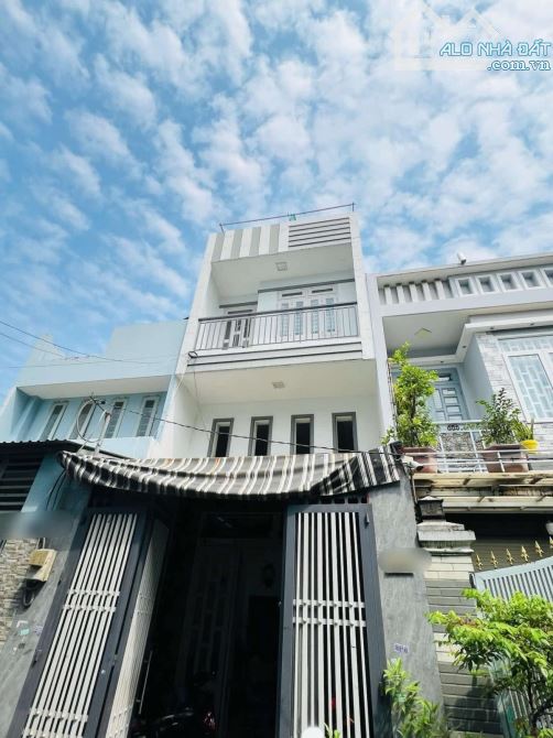 Giáp Tân Phú DT: 4x16m 4 tầng BTCT kiên cố, gồm 5PN, 3WC, có phòng ngủ trệt tiện lợi🔥