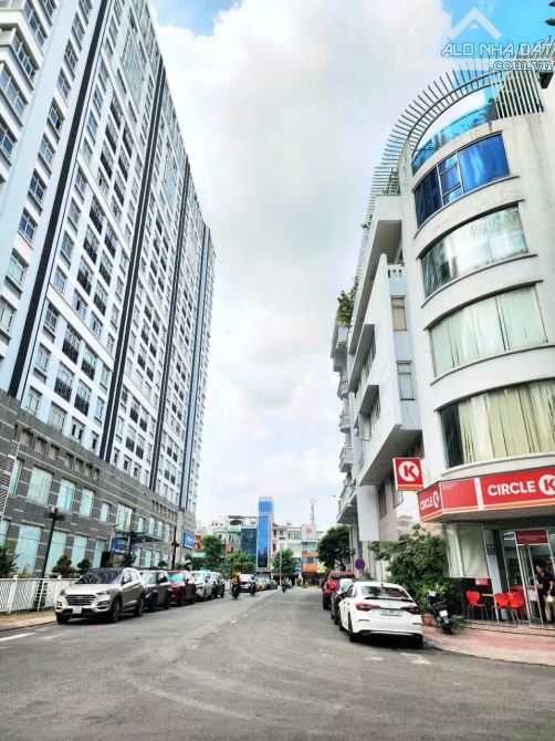 Cần bán gấp Villia Sư Vạn Hạnh. P12.Quận 10 - hẻm 8M. DT; 6x18m, 1 hầm, 5 Lầu. Giá; 25 Tỷ