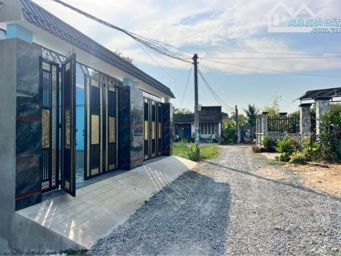 Bán nhà đẹp, sổ hồng riêng nằm ngay khu vực 5 Thị Trấn Đức Hòa, 5x15 (75m2), giá 1ty3, SHR