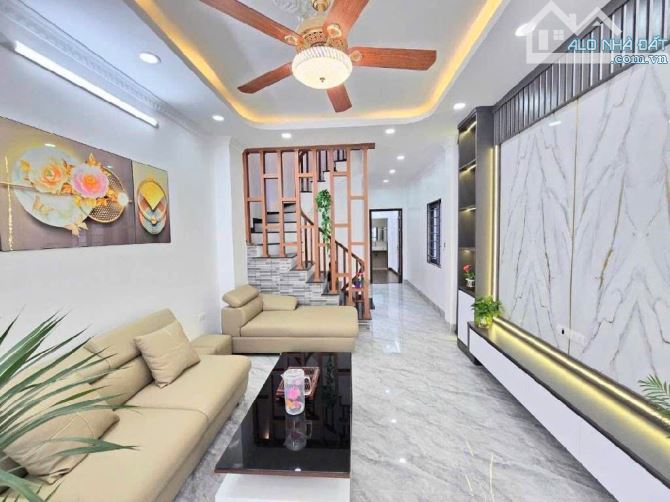 Bán nhà Trần Cung, lô góc, 10m ô tô, sát phố, nội thất xịn sò, 35m2, 8.5 tỷ.