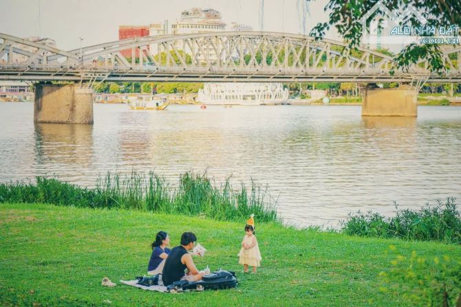 BÁN KHÁCH SẠN MẶT TIỀN GẦN CẦU TRƯỜNG TIỀN THÀNH PHỐ HUẾ 108M2 4 TẦNG 16 TỶ