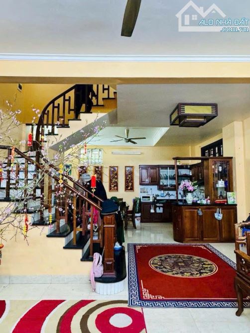 Bán nhà Triều Khúc khu phân lô căn góc 2 mặt thoáng ô tô đỗ cửa đầy đủ nội thất ở ngay DT