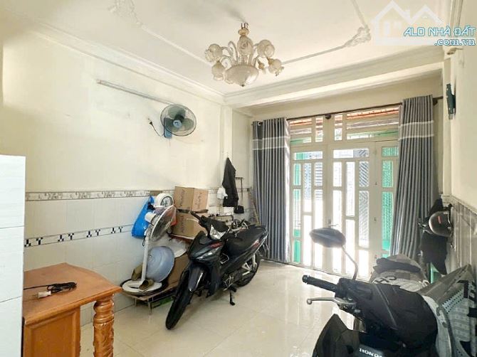 Cần bán nhà Quận 4, 2 lầu sân thượng hẻm Đoàn Văn Bơ