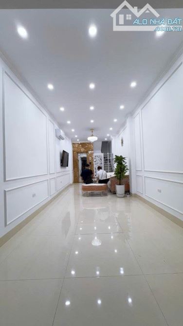 Nhà Đẹp Phố Đội Cấn -6 Tầng Thang Máy  4 Phòng Ngủ -full Công Năng - Ô tô Đỗ 10 m