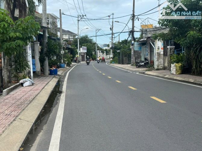 2 lô liền kề, mặt tiền đường, khu dân cư đông rất thích hợp xây nhà xưởng, biệt thự