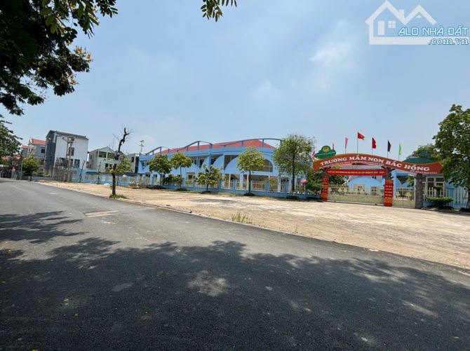 Bán 95m mặt tiền 10m Phúc Thịnh,Hà Nội lô góc đường thông ô tô tránh