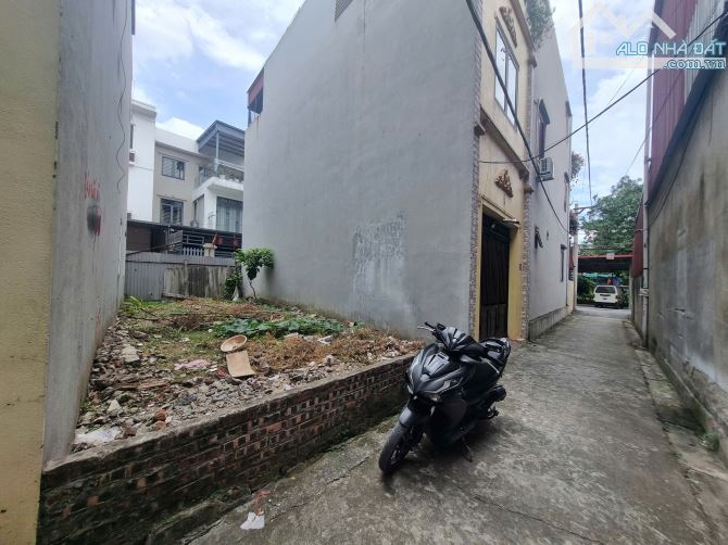 BÁN ĐẤT PHÂN LÔ TRUNG TÂM XÃ THANH TRÌ MỚI ( Huyện Thanh Trì )  Ô tô 4 chỗ vào nhà, cách 1