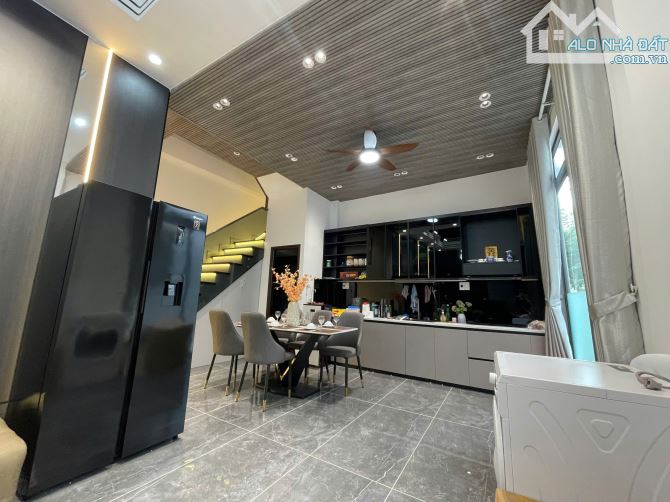 Nhà 3 tầng Hoàng Diệu – Hai mặt kiệt ô tô – Ngang 6.1m hiếm, giá chỉ 4.78 tỷ