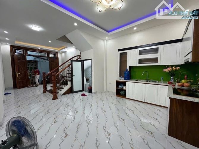 Bán nhà Xuân Đỉnh, 40m-5tầng, nhà đẹp, ô tô đỗ trong nhà, Hàng xóm Ngoại Giao Đoàn