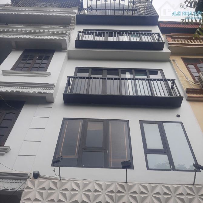 Siêu phẩm tiền vừa mặt phố, MT lớn, nhà xây đẹp Hoàng Văn Thái DT22m2 xây 6T MT4.6m 10.8ty