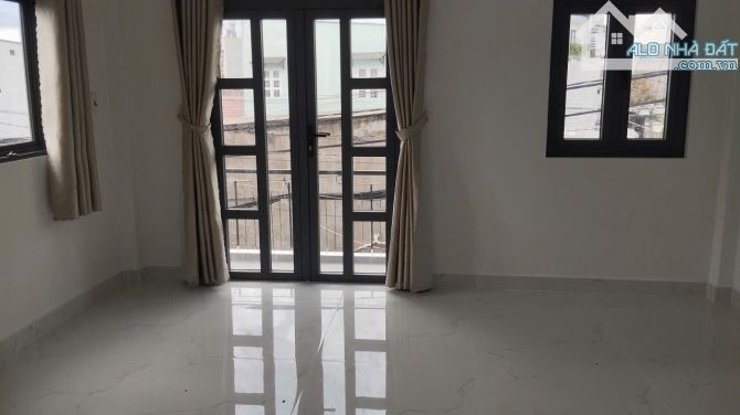 Bán Nhà Mặt Tiền hẻm Lô góc, 40m2, 2 Tầng, ngang 4,2m Đường thông sằm uất
