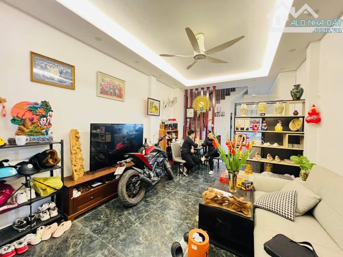 HỘ KHẨU BA ĐÌNH - PHỐ LÁNG HẠ - NHÀ ĐẸP - GẦN PHỐ - TẶNG NỘI THẤT - HÀNG XÓM KHÁCH SẠN FO