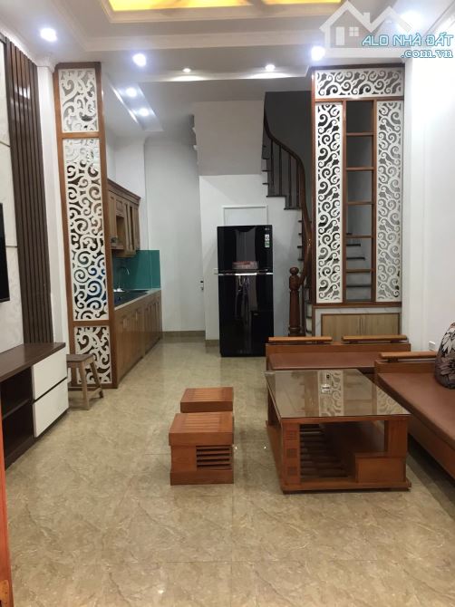 BÁN NHÀ LÔ GÓC THẠCH BÀN LONG BIÊN NHỈNH 5 TỶ 35m 5 TẦNG Ô TÔ DÒNG TIỀN 15 TRIỆU/1T