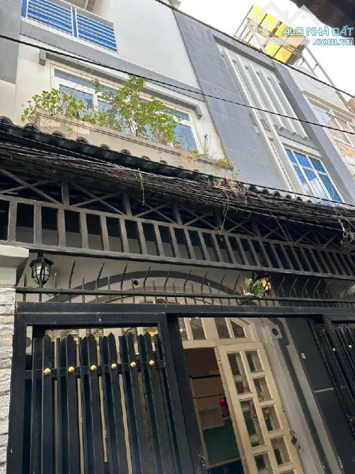 Nhà 3 tầng cực đẹp, gần ĐH Luật, 50m2, nhỉnh 5 tỉ