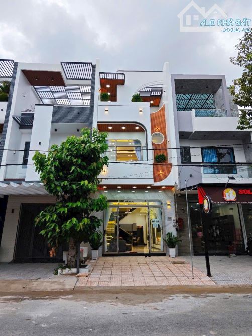 NẮM CHÍNH CHỦ BÁN NHÀ 3 TẦNG MẶT TIỀN ĐƯỜNG D4 KHU HỒNG LOAN
