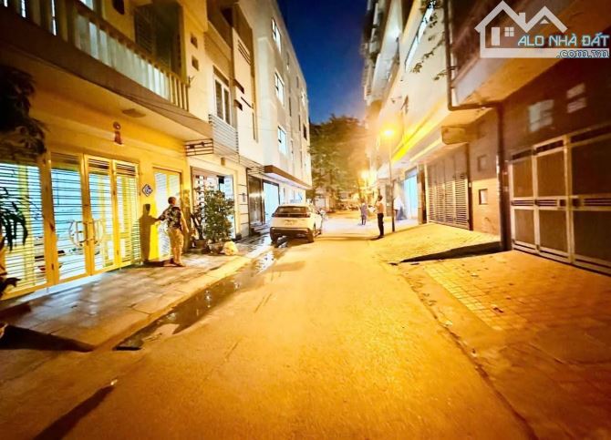 VĂN QUÁN - Q. HÀ ĐÔNG - 68M - 25,3 TỶ - PHÂN LÔ VIP - 3 Ô TÔ TRÁNH DỪNG ĐỖ - VỈA HÈ RỘNG