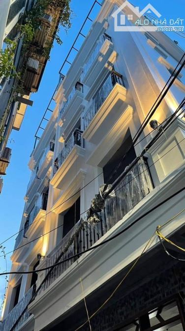 Bán nhà Trần Cung, 10m ô tô, sát phố, nội thất xịn sò, 43m2, 10.2 tỷ.