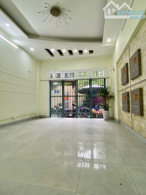 Siêu phẩm dân xây phố Trần Duy Hưng . Sát phố . Mặt ngõ ô tô tránh . 57M. 22,5 tỷ