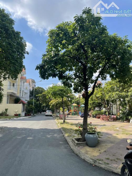 Bán nhà đối diện CÔNG VIÊN - cách SÔNG 80m, cách TRẦN NÃO 150M. DT 6,8x19M. Giá 32 tỷ TL