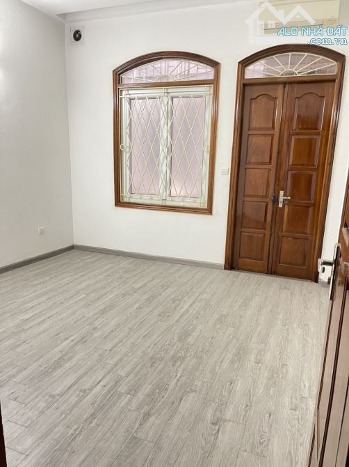 Cho thuê nhà Kim Mã 50m2 5T 5PN cách Mp 10m Giá 16.5tr