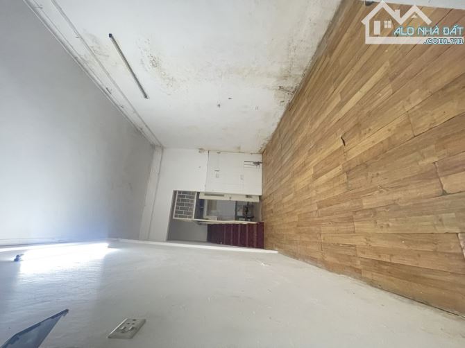 Bán gấp nhà 2 tầng Cầu Giấy (chủ xác định bán đất), 33m2, gần phố, cach 200m ra đường ô tô