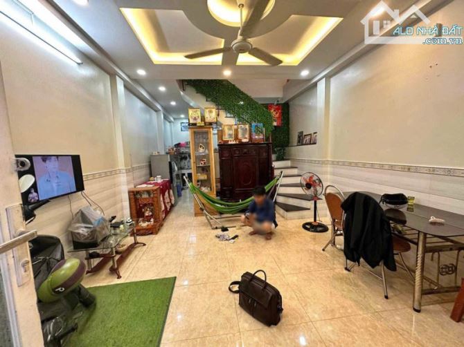 Bán Nhà 2 Tầng BTCT – 40m² – Gần Vincom Lê Văn Việt – SHR Hoàn Công – Chỉ 3.3 Tỷ - 1
