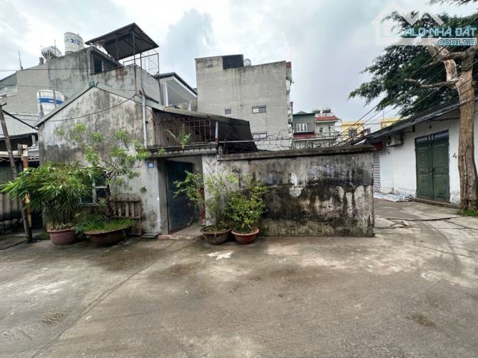 BÁN  NHÀ CẤP 4 LÔ GÓC -3 THOÁNG -PHÚ VIÊN - 2 XE TÀI TRÁNH NHAU- GIÁ 11,9 Tyt - 1