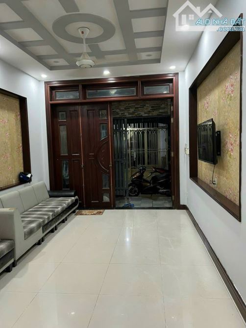 NHÀ SẠCH SẼ 2 LẦU + SÂN THƯỢNG THOÁNG MÁT 4PN 3WC HẺM LÊ HOÀNG PHÁI - 1