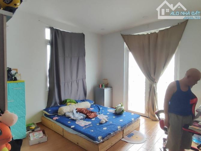 BIỆT THỰ 4 TẦNG KHU VILLA ANH ĐÀO NGAY CẠNH NGÃ TƯ GA QUẬN 12- Ngang Khủng 5,8x12 chỉ 6,3 - 1
