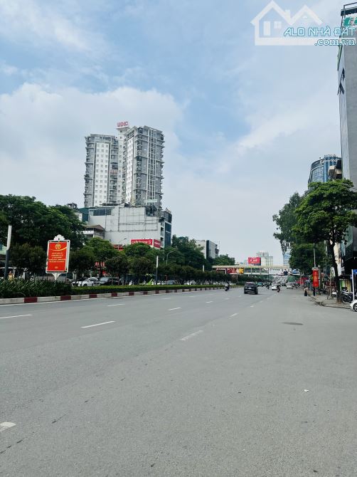 Độc nhất vô nhị còn sót lại. Toà VP 2 mặt phố, mới đẹp, ngay Trần Duy Hưng, Cầu Giấy. 77m2 - 1