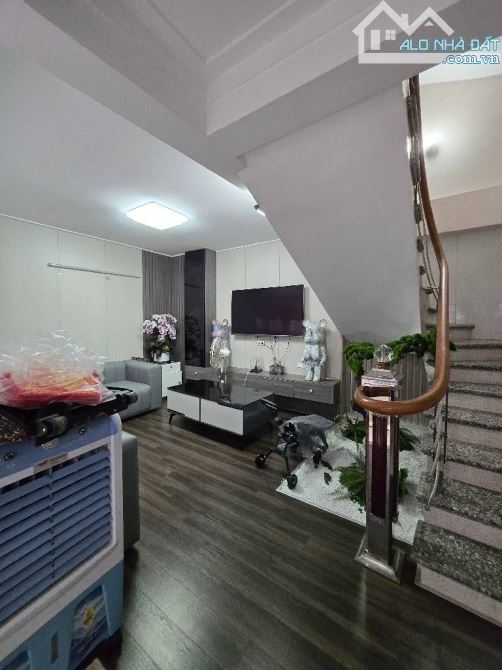 Siêu phẩm Long Biên, sát Vinhomes, ô tô vào nhà, cách ô tô tránh 20m, nhà 5 tầng, 40m2 - 1