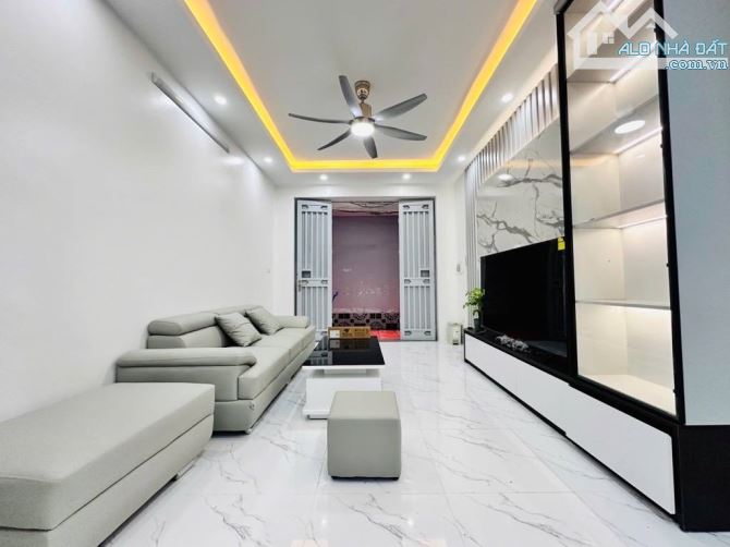 - Bán nhà Trần Cung, 10m ô tô, sát phố, nội thất xịn sò, 40m2, 8.6 tỷ. - 1