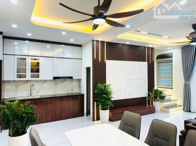 - Bán nhà Trần Cung, 10m ô tô, sát phố, nội thất xịn sò, 42m2, 8.9 tỷ. - 1