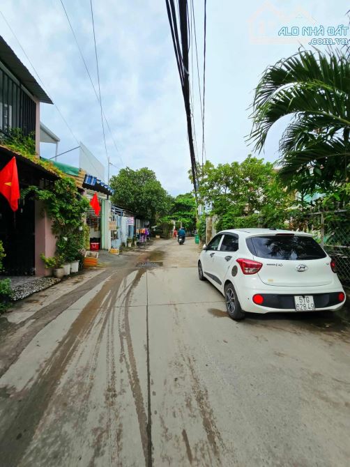 Bán 65m2 Đất tặng nhà C4 còn ở tốt, vị trí gần BV Lê Văn Thịnh, Q2 cũ - 1
