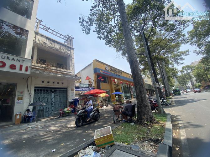 Bán nhà mặt tiền Trần Hưng Đạo, Phường Bến Thành DT 10x30m CN 210m2 5 tầng 153.5 tỷ - 1