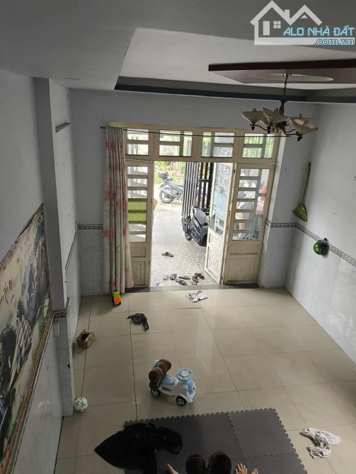 NHÀ 2 TẦNG BTCT SIÊU ĐẸP, 68M2, HẺM XE HƠI, GẦN CHỢ HÓC MÔN, ÔTÔ NGỦ TRONG SÂN, 3.95 TỶ TL - 1