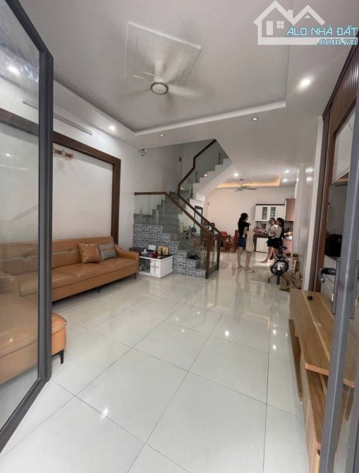 BÁN GẤP! Nhà 3 tầng Dương Đình Hội, 68m2, đường nhựa 6m, khu phân lô dân trí. Chỉ 6 TỶ - 1