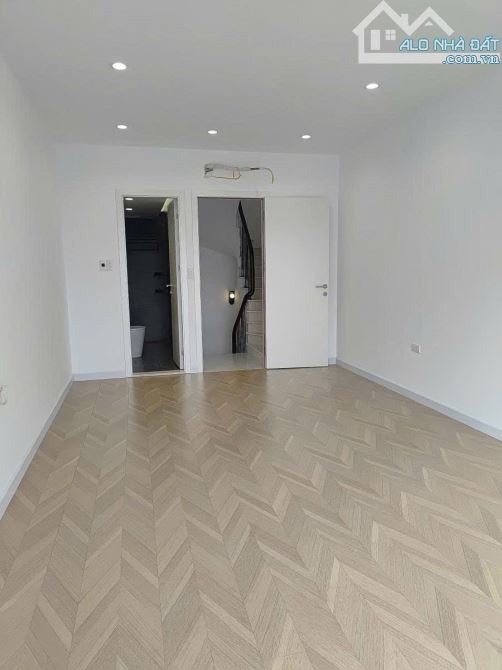 Bán Nhà Lạc Long Quân Giá Rẻ DT 50m2×5 Tầng Thang Máy Ngõ Thông Gara Ô Tô Trong Nhà - 2