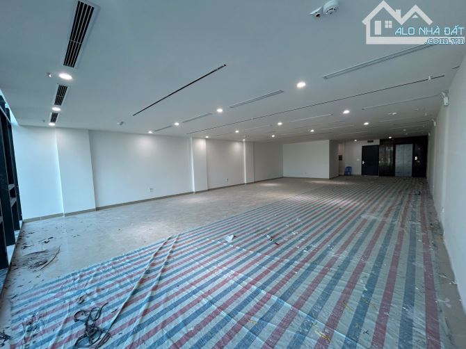 Tòa văn phòng, Lô góc 3 thoáng mặt phố Trịnh ĐÌnh Cửu, DT180m2 xây 9T MT9m giá 122 tỷ - 2