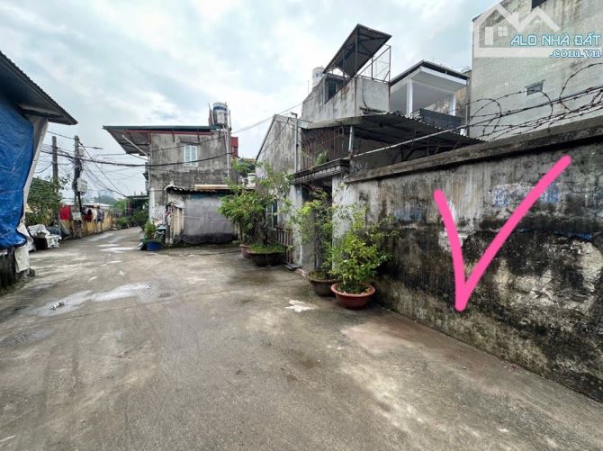BÁN  NHÀ CẤP 4 LÔ GÓC -3 THOÁNG -PHÚ VIÊN - 2 XE TÀI TRÁNH NHAU- GIÁ 11,9 Tyt - 2